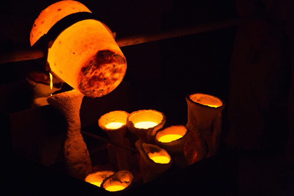 The Learning Connexion Art School Hot Arts Course Bronze pour metal casting class